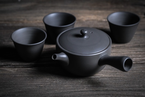 Japanisches Teeset 4-teilig anthrazit Tokoname Chanoma mit kleinen Cups