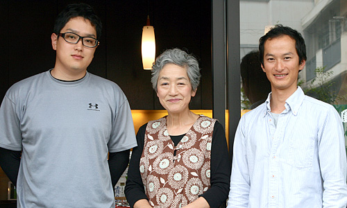 Frau Hayashi mit ihren beiden Söhnen
