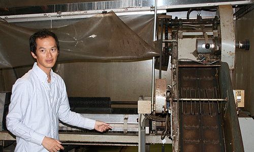 Shutaro erklärt die Teeverarbeitung in dieser Maschine