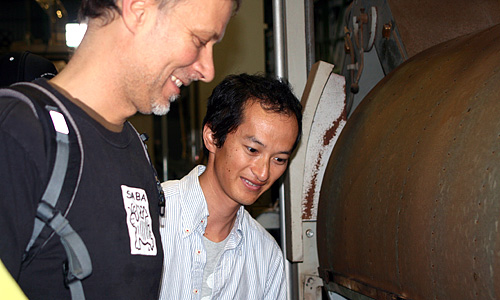 Shutaro Hayashi erklärt Oliver Hartleib die Teeverarbeitung in seiner kleinen Fabrik