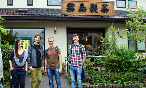 <br />vor dem Teeladen der Hayashis in Kirishima
